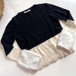 One Grey Day Black Cream Block Faux Fur Sleeve Sweater | Small